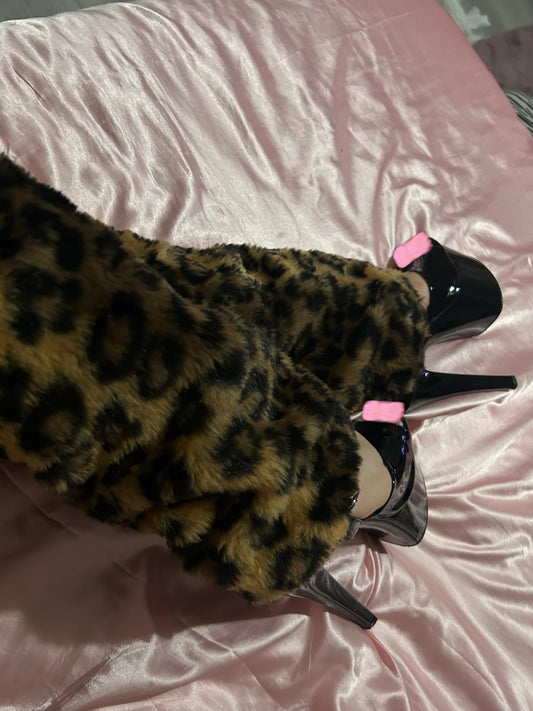 Leopard leg warmers
